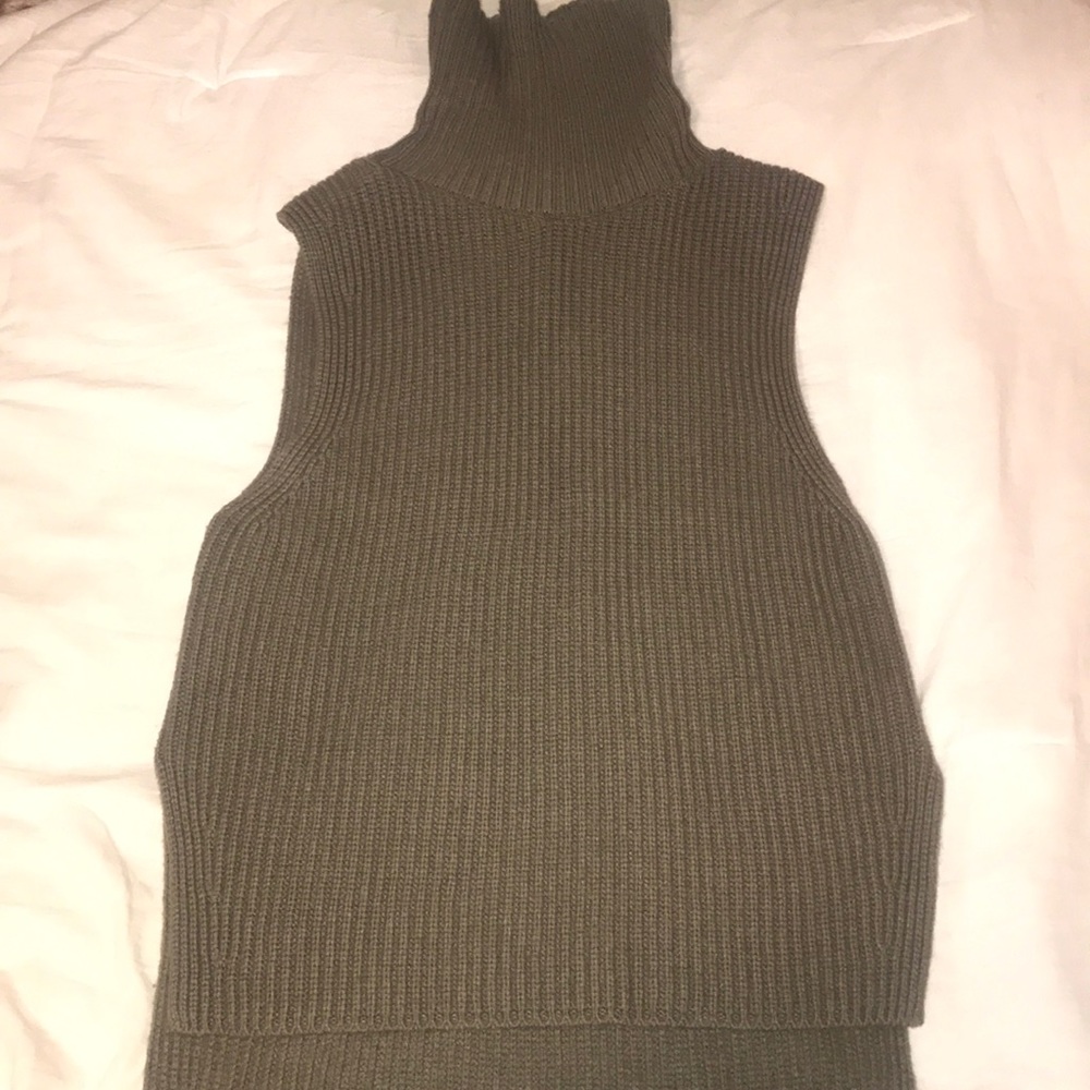 Sleeveless knitted sweater